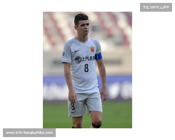 “恩赫·奥吉尔失利后神情坚毅，师父贾丹巴场边安慰”